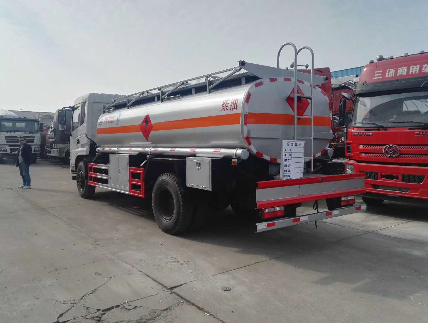 东风D913专底加油车1.jpg