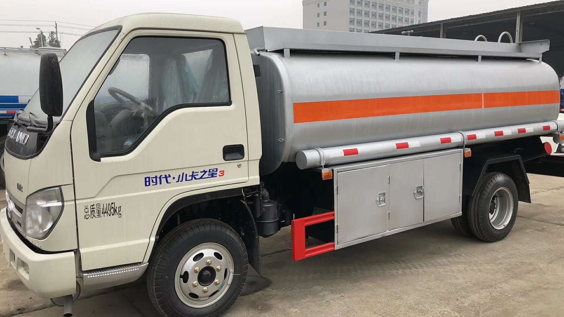 福田小卡之星5吨加油车01.jpg