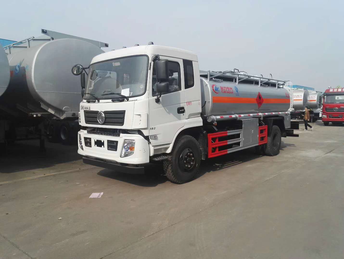 东风D913专底加油车.jpg