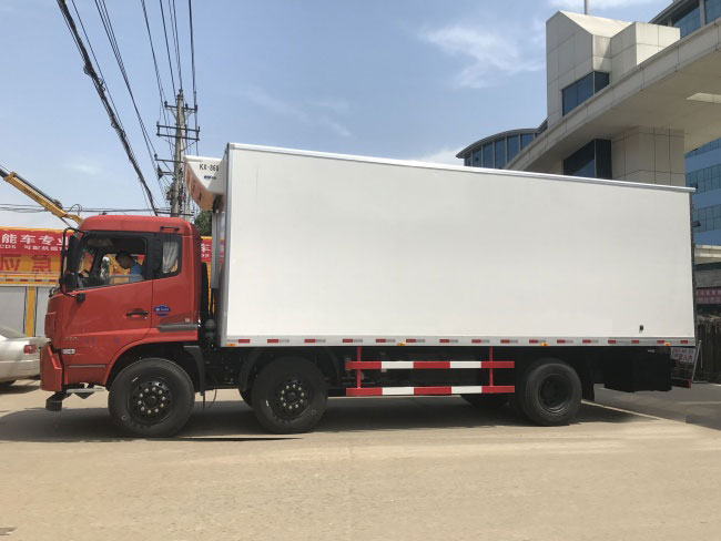 东风天锦小三轴7.7米冷藏车 2.jpg